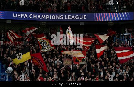 Parigi, Francia. 4 novembre 2025. Calcio: Champions League, Paris Saint-Germain - Bayern Monaco, turno preliminare, giorno 4, Parc des Princes. Tifosi del Bayern prima della partita. Crediti: Federico Gambarini/dpa/Alamy Live News Foto Stock