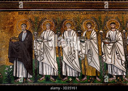 I Santi Martiri - dopo il 526, nella Basilica di Sant'Apollinare nuovo, mosaico bizantino vi-VII secolo, Ravenna (architettura tardo-romana e bizantina), Emilia-Romagna, Italia settentrionale. ( Patrimonio Mondiale dell' Umanità UNESCO ) Foto Stock