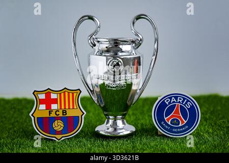 18 aprile 2025, Mosca, Russia. Gli emblemi delle squadre di calcio che partecipano alla UEFA Champions League FC Barcelona e al Paris Saint-Germain FC. Foto Stock
