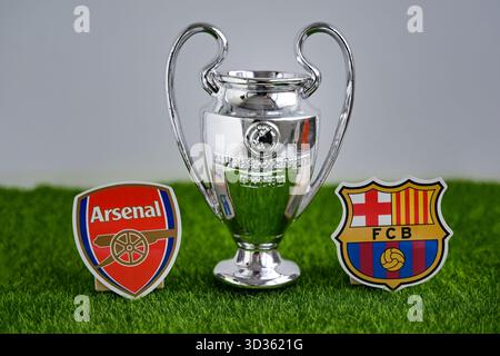 18 aprile 2025, Mosca, Russia. Gli emblemi delle squadre di calcio che partecipano alla UEFA Champions League Arsenal FC London e FC Barcelona. Foto Stock
