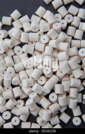 Vista completa dall'alto verso il basso di molti piccoli cilindri di lucidatura e lucidatura in feltro bianco. Foto Stock