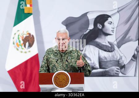 Città del Messico, Messico. 3 novembre 2025. Il segretario messicano della difesa Nazionale Ricardo Trevilla risponde a una domanda di un giornalista durante la conferenza stampa quotidiana presso la sala del Tesoro del Palazzo Nazionale, 3 novembre 2025 a città del Messico, Messico. Trevilla ha denunciato l'uccisione del sindaco di Uruapan Carolos manzo da parte di cartelli della droga. Crediti: Saúl López Escorcia/Ufficio Presidenti messicani/Alamy Live News Foto Stock