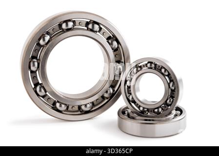 i cuscinetti a sfere si avvicinano su sfondo bianco con messa a fuoco selettiva Foto Stock