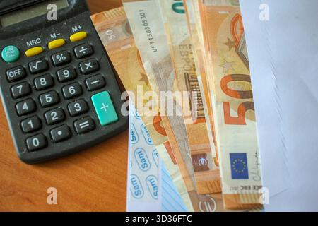 Le banconote in euro dormono in una luce semplice Foto Stock
