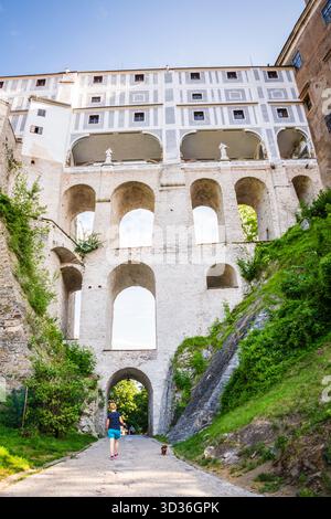 Passeggia sotto il Cloak Bridge, un ponte a più archi su un fossato del castello, con vista sul castello e sulla città vecchia. Foto Stock