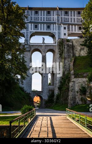 Splendida vista sul ponte Cloak, un ponte a più archi su un fossato del castello, con sentiero sottostante. Foto Stock