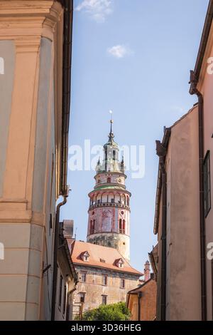 La colorata torre del castello di Český Krumlov a 6 piani è una miscela di stili gotici e rinascimentali. Foto Stock