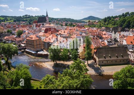 Vista aerea della storica città vecchia Cesky Krumlov, una città medievale nella Repubblica Ceca, dal castello. Foto Stock