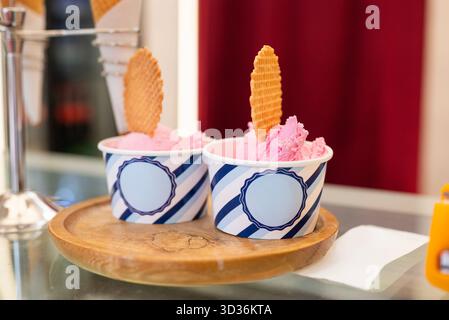 Delizioso gelato alla frutta in una tazza da asporto in mostra in un bar Foto Stock