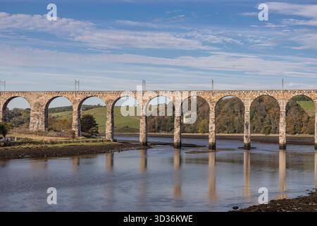 Royal Border Bridge che attraversa il fiume Tweed, un ponte ferroviario a Berwick upon Tweed, Northumberland, Inghilterra, Regno Unito Foto Stock