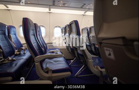 la cabina dell'aereo è vuota con posti a sedere e finestre Foto Stock