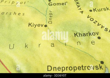 L'immagine è una sezione cartografica che si concentra sull'Ucraina, etichettando chiaramente Kiev, altre città come Charkov e Dnepropetrovsk terreno mostrato in giallo e g Foto Stock