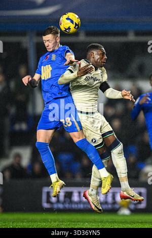St Andrews, Birmingham, West Midlands, Inghilterra. 4 novembre 2025; St Andrews, Birmingham, West Midlands, Inghilterra; EFL Championship Football, Birmingham City contro Millwall; Jay Stansfield di Birmingham City vince un titolo da Wes Harding del Millwall FC Credit: Action Plus Sports Images/Alamy Live News Foto Stock