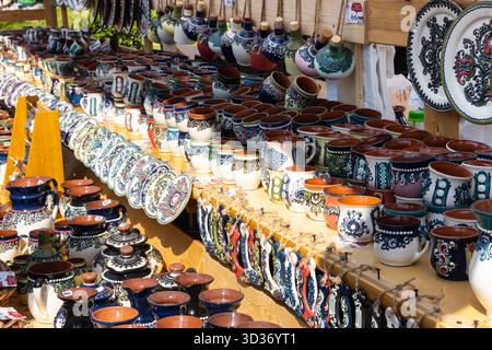 Bellissime tazze e piatti in ceramica in vendita Foto Stock