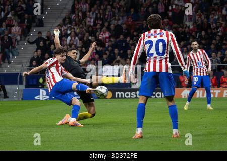 Madrid, Spagna. 4 novembre 2025. Julian Alvarez, Atletico de Madrid, in azione durante la partita di UEFA Champions League tra l'Atlético de Madrid e la Royale Union Saint-Gilloise allo stadio Metropolitano di Madrid. Punteggio finale: Atlético de Madrid 3-1 Royale Union Saint-Gilloise credito: D. Canales Carvajal/Alamy Live News Foto Stock