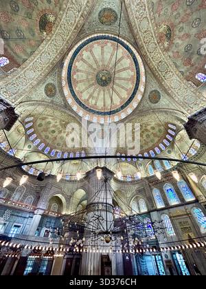 Interno di Sultanahmet Camii (Moschea Blu) a Istanbul, che mostra la sua architettura islamica ornata, intricate piastrelle e grandi cupole Foto Stock