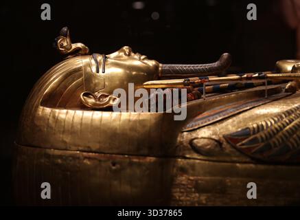 (251105) -- GIZA, 5 novembre 2025 (Xinhua) -- questa foto scattata il 4 novembre 2025 mostra il dettaglio di una bara d'oro nella sala espositiva Re Tutankhamon del Grand Egyptian Museum di Giza, Egitto. Il Grand Egyptian Museum (GEM) ha aperto le sue porte al pubblico martedì, affermandosi come una delle più grandi esposizioni al mondo di antiche reliquie e un forte high-tech dedicato alla conservazione del patrimonio. Le gallerie principali mostrano per la prima volta migliaia di antichità precedentemente conservate, ospitando la collezione completa di circa 5.992 manufatti provenienti dalla tomba del re Tutankhamon. ( Foto Stock