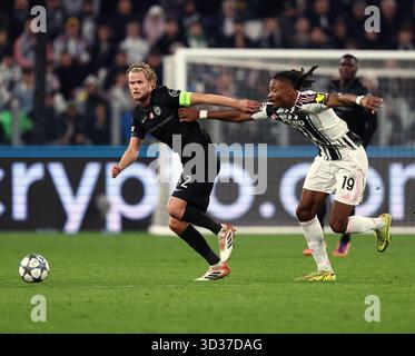 Torino. 5 novembre 2025. Khephren Thuram (R) della Juventus sfida con Morten Hjulmand dello Sporting durante la partita di calcio di UEFA Champions League tra Juventus e Sporting a Torino, Italia, 4 novembre 2025. Crediti: Xinhua/Alamy Live News Foto Stock