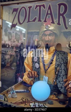 La macchina per raccontare la fortuna di Zoltar intrattiene i visitatori lungo il lungomare di Rehoboth Beach, aggiungendo fascino vintage all'attrazione costiera. Foto Stock