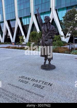 La scultura di Jean Batten, una statua in bronzo in onore del pioniere aviatore neozelandese, si trova all'aeroporto di Auckland. Il terreno presenta il suo nome e le sue date. Foto Stock