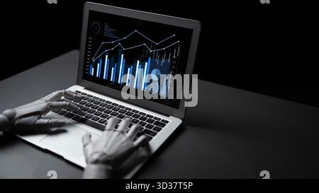 Una mano robotica interagisce con un laptop visualizzando grafici e dati digitali, mostrando la tecnologia moderna in uno spazio di lavoro, sottolineando l'innovazione e. Foto Stock