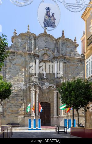 Città, strade e vicoli stretti, meravigliosa vita cittadina in una città mediterranea. Tarifa, Costa de la Luz, Cdiz, Andalusia, Spagna Foto Stock