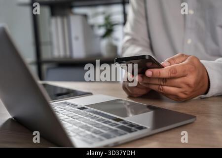 Uomo che controlla la nuova notifica e-mail sul telefono in rete di comunicazione sul posto di lavoro o sui social media. Programma, app e programma con uomo che controlla calenda Foto Stock