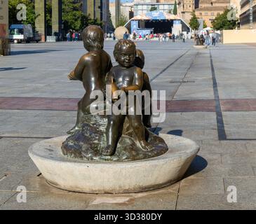 "Niños con Peces" bambini con fontana scultorea in bronzo, Plaza del Pilar, Saragozza, Aragona, Spagna, Europa di Francisco Rallo Lahoz 1979 Foto Stock