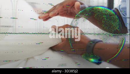Tenendo le mani dell'infermiere confortando la donna anziana che indossa un maglione in clinica, con globo olografico Foto Stock
