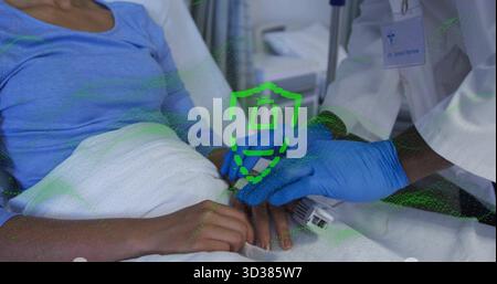 Montaggio del morsetto del pulsossimetro sul dito del paziente, medico che indossa un camice bianco, guanti blu nel reparto Foto Stock