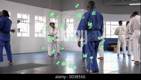 Compagni di judo in piedi che praticano trapani in gis blu su tappetini imbottiti sul dojo, con sovrapposizione digitale Foto Stock