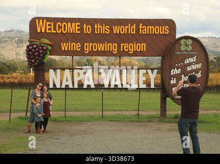 Napa Valley, Stati Uniti. 4 novembre 2025. I turisti scattano foto alla Napa Valley in California, Stati Uniti, 4 novembre 2025. Crediti: Liu Yilin/Xinhua/Alamy Live News Foto Stock