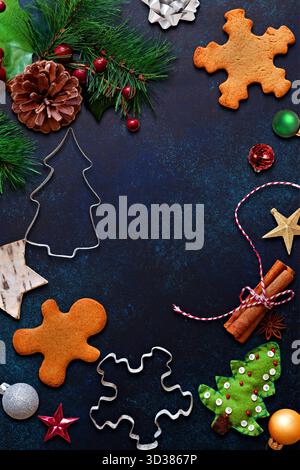 Frese per biscotti natalizi e decorazioni su superficie scura Foto Stock