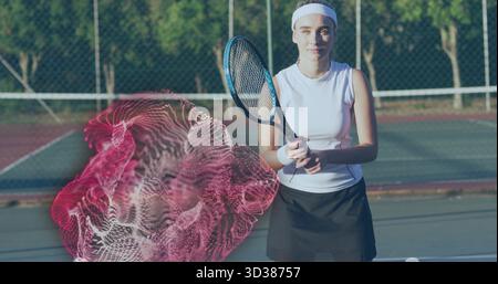 Tennista in piedi in abbigliamento sportivo con racchetta da tennis al basale su campo da tennis, recinzione, rete Foto Stock