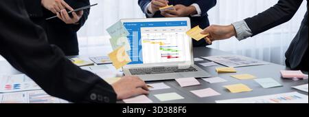 Software di pianificazione dei progetti per la gestione dei progetti aziendali sullo schermo del computer che mostra il grafico della cronologia del progetto del team Foto Stock