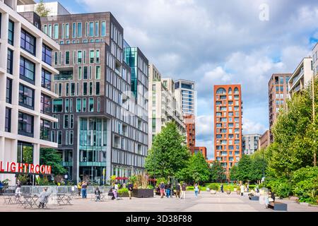 Guardando lungo Lewis Cubitt Square dal Coal Drops Yard nella zona di Kings Cross. Londra, Inghilterra Foto Stock