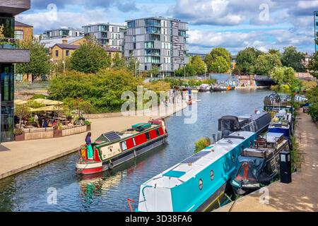 Guardando lungo il Regents Canal e le barche strette nella zona di Kings Cross. Londra, Inghilterra Foto Stock