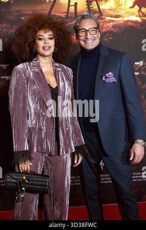 Khadra Sufi und Mousse T. bei der Premiere der ARD-Miniserie Schwarzes Gold im Kuppelsaal. Hannover, 04.11.2025 *** Khadra Sufi e Mousse T alla prima della miniserie ARD Schwarzes Gold nel Kuppelsaal Hannover, 04 11 2025 foto:XC.xNiehausx/xFuturexImagex Gold 5101 Foto Stock