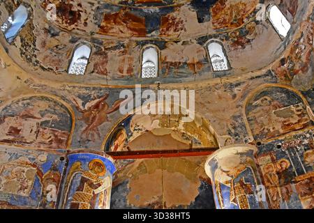 All'interno della cupola e degli archi della Chiesa Antifonite del XII secolo (Christ Antiphonitis), che mostrano affreschi bizantini e gotici intemprati a Cipro. Foto Stock