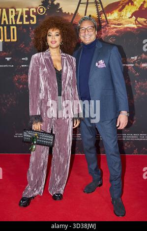 Khadra Sufi und Mousse T. bei der Premiere der ARD-Miniserie Schwarzes Gold im Kuppelsaal. Hannover, 04.11.2025 *** Khadra Sufi e Mousse T alla prima della miniserie ARD Schwarzes Gold nel Kuppelsaal Hannover, 04 11 2025 foto:Xu.xStammx/xFuturexImagex Gold 5161 Foto Stock