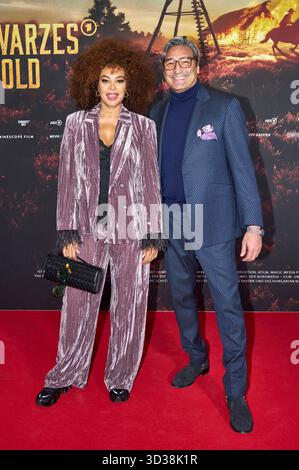 Khadra Sufi und Mousse T. bei der Premiere der ARD-Miniserie Schwarzes Gold im Kuppelsaal. Hannover, 04.11.2025 *** Khadra Sufi e Mousse T alla prima della miniserie ARD Schwarzes Gold nel Kuppelsaal Hannover, 04 11 2025 foto:Xu.xStammx/xFuturexImagex Gold 5162 Foto Stock
