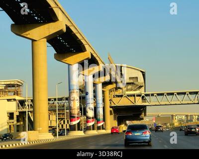 Cairo, Egitto, ottobre 28 2025: Ponte ferroviario El Ferdan, treno elettrico veloce e stazione ferroviaria di Bashteel sulle colonne della nuova monorotaia del Cairo Foto Stock