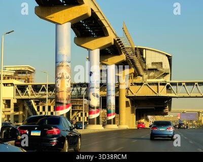 Cairo, Egitto, ottobre 28 2025: Ponte ferroviario El Ferdan, treno elettrico veloce e stazione ferroviaria di Bashteel sulle colonne della nuova monorotaia del Cairo Foto Stock