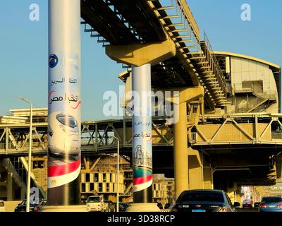 Cairo, Egitto, ottobre 28 2025: Pubblicità sul treno elettrico veloce e sul ponte ferroviario El Ferdan sulle colonne della nuova monorotaia del Cairo, nuovo Egitto Foto Stock