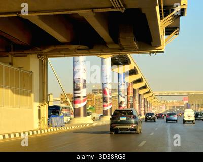 Cairo, Egitto, ottobre 28 2025: I nuovi progetti di sviluppo del trasporto pubblico del Cairo Bus Rapid Transit BRT, nuovo treno elettrico ad alta velocità Foto Stock