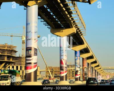 Cairo, Egitto, ottobre 28 2025: I nuovi progetti di sviluppo del trasporto pubblico del Cairo Bus Rapid Transit BRT, nuovo treno elettrico ad alta velocità Foto Stock