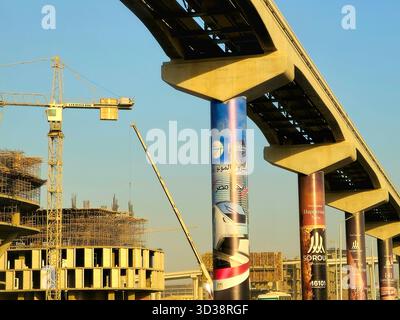 Cairo, Egitto, ottobre 28 2025: Pubblicità della monorotaia del Cairo su una colonna della monorotaia, come parte dei nuovi progetti di sviluppo del trasporto pubblico li Foto Stock