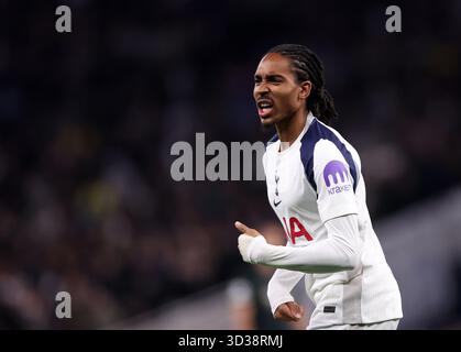 Londra, Regno Unito. 4 novembre 2025. Djed Spence del Tottenham durante la partita Tottenham Hotspur vs FC Copenhagen UEFA Champions League allo stadio Tottenham Hotspur di Londra. Il credito per immagini dovrebbe essere: David Klein/Sportimage Credit: Sportimage Ltd/Alamy Live News Foto Stock