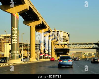 Cairo, Egitto, ottobre 28 2025: Ponte ferroviario El Ferdan, treno elettrico veloce e stazione ferroviaria di Bashteel sulle colonne della nuova monorotaia del Cairo Foto Stock