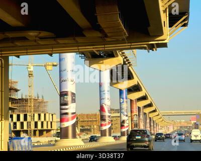 Cairo, Egitto, ottobre 28 2025: I nuovi progetti di sviluppo del trasporto pubblico del Cairo Bus Rapid Transit BRT, nuovo treno elettrico ad alta velocità Foto Stock